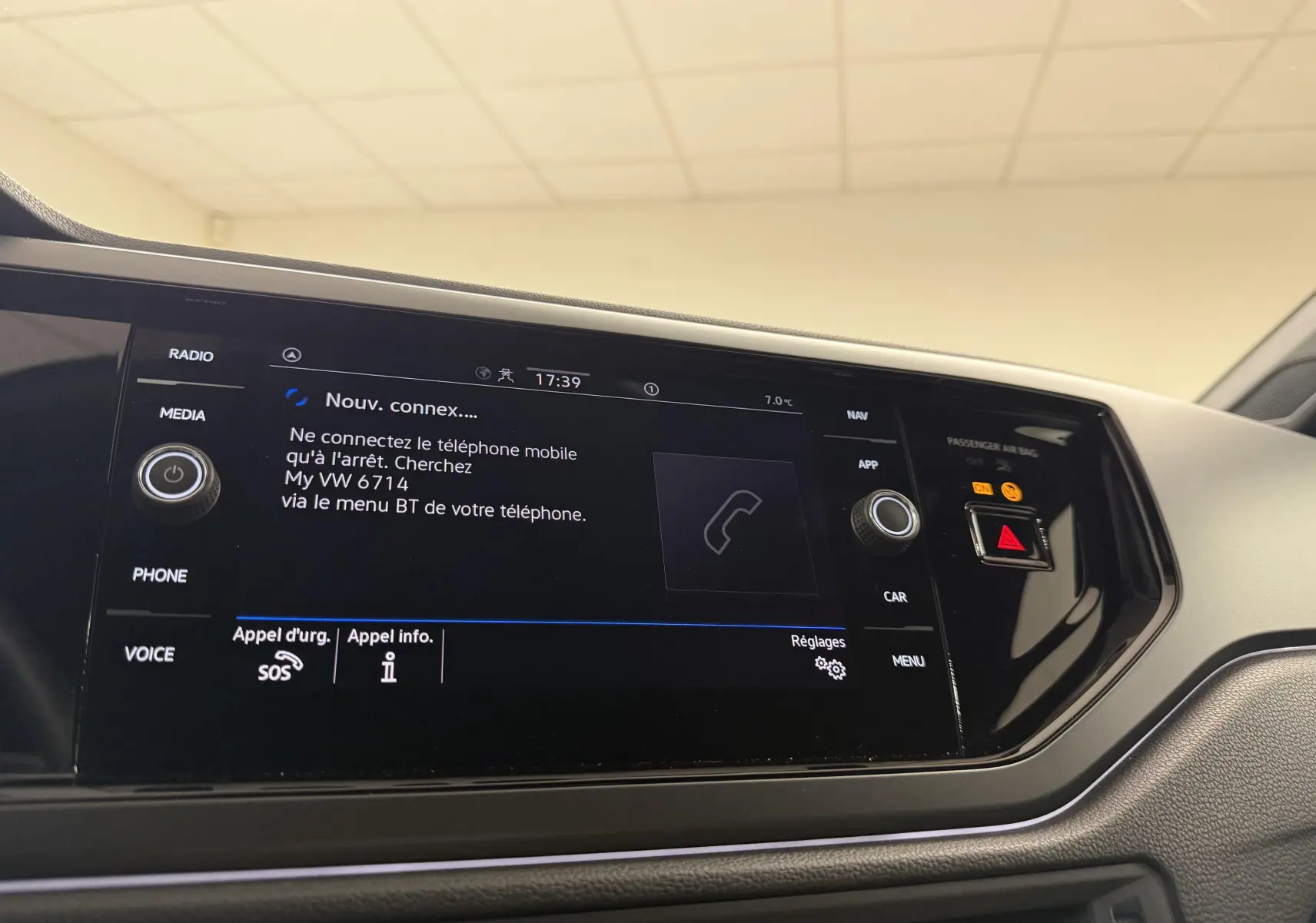 Écran tactile central du Volkswagen Taigo 1.5 TSI 150 DSG7 R-Line Edition affichant la connexion Bluetooth en intérieur.
