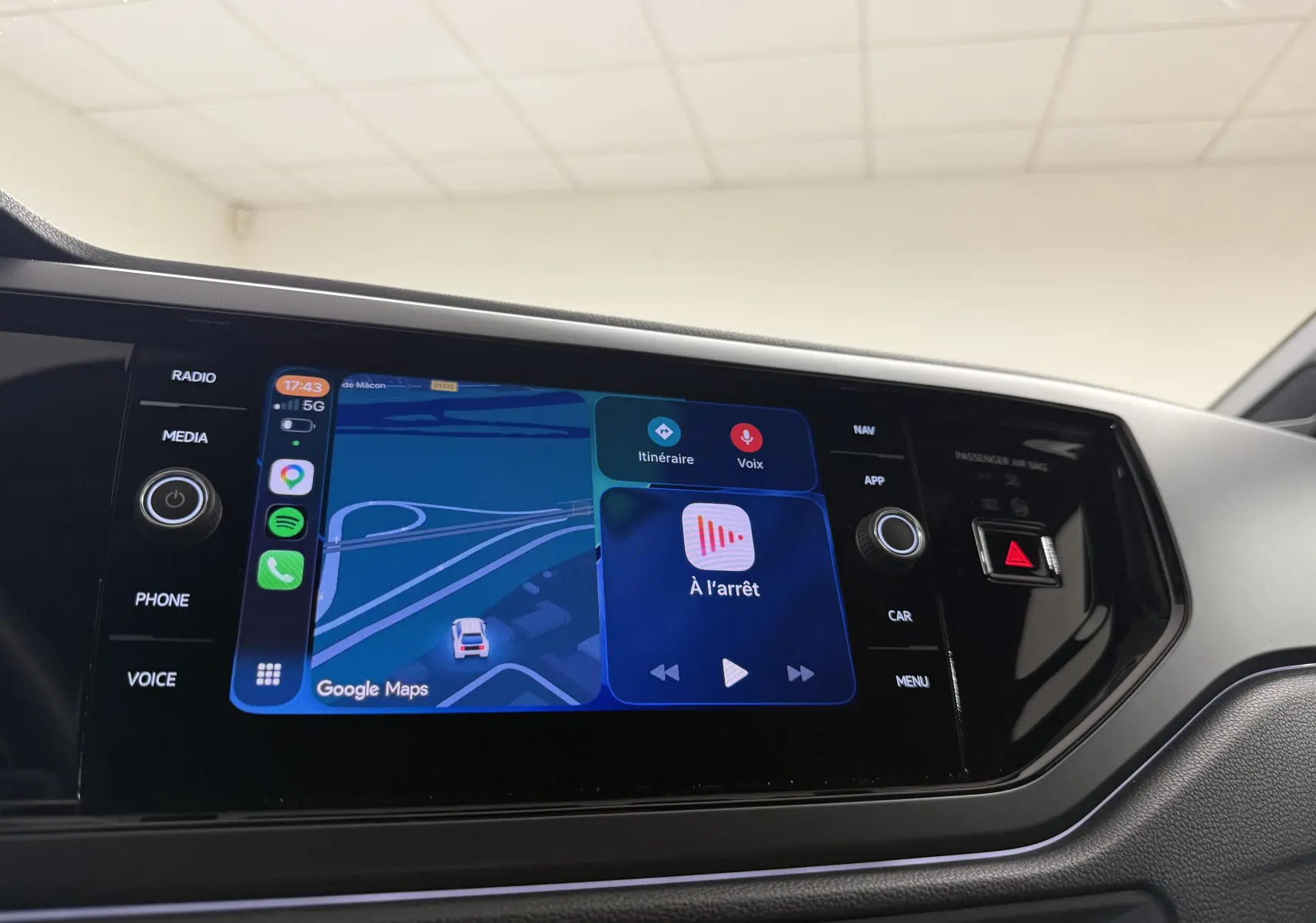 Écran tactile central du Volkswagen Taigo 2025 affichant la navigation Google Maps et les commandes multimédia, intérieur noir.