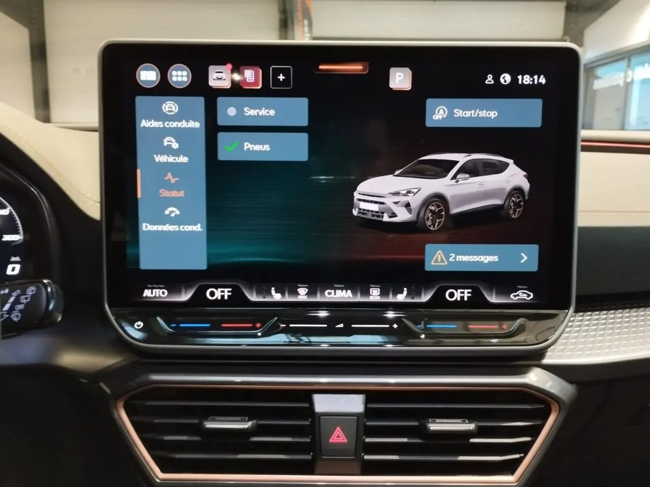Écran tactile intérieur affichant une vue 3/4 avant d'une CUPRA Formentor noir métal sur tableau de bord.