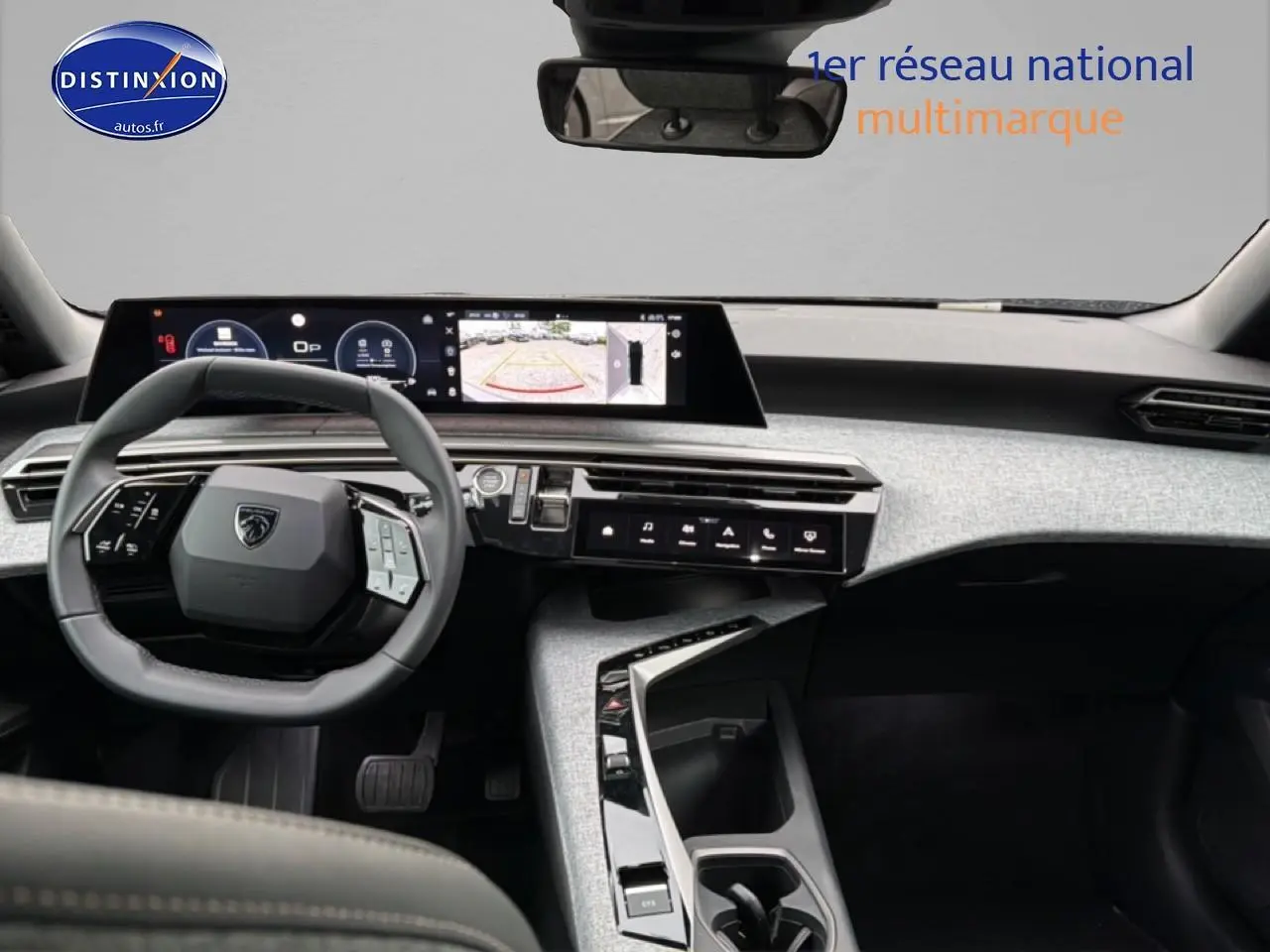 Vue intérieure avant du Peugeot 5008 Hybrid 145 allure e-dcs6 2025, tableau de bord gris avec écran tactile large et volant multifonction.