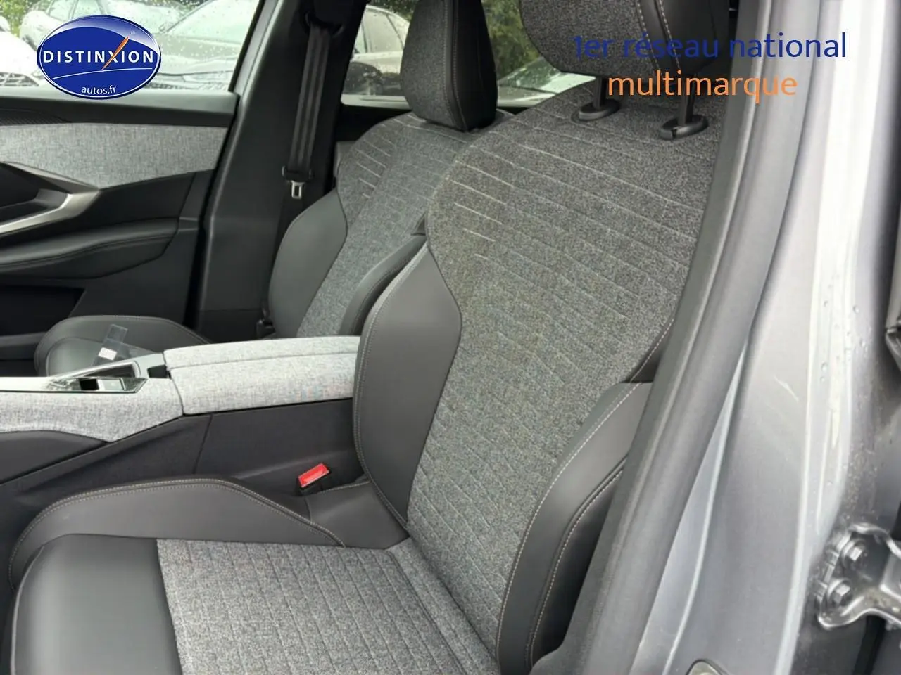 Vue rapprochée des sièges avant en tissu gris et cuir noir du Peugeot 5008 Hybrid 145 allure e-dcs6 gris artense.