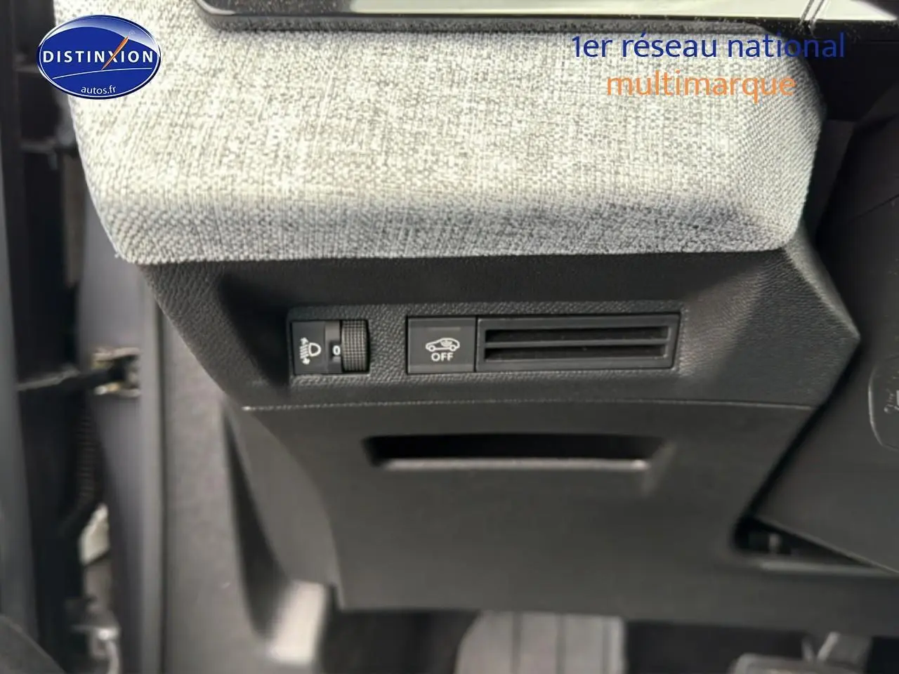 Détail intérieur montrant les commandes sous le tableau de bord gris clair du Peugeot 5008 Hybrid 145 allure e-dcs6.