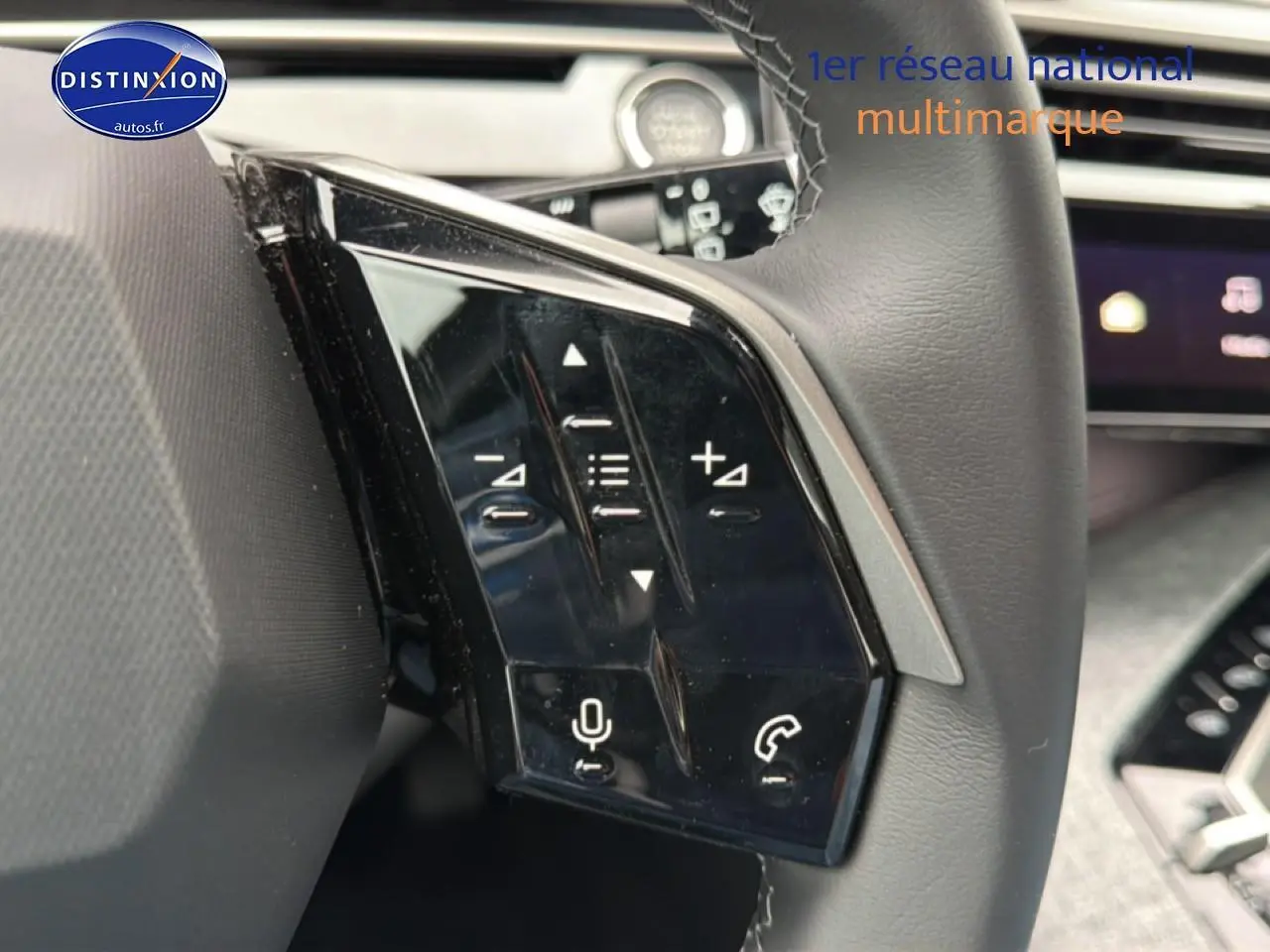 Gros plan sur les commandes vocales et audio au volant cuir noir du Peugeot 5008 Hybrid 145 allure e-dcs6.