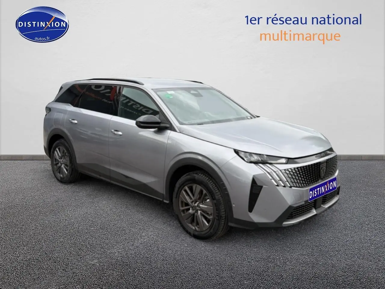 Peugeot 5008 Hybrid 145 allure e-dcs6 gris artense en 3/4 avant droit avec jantes alu et vitres surteintées.