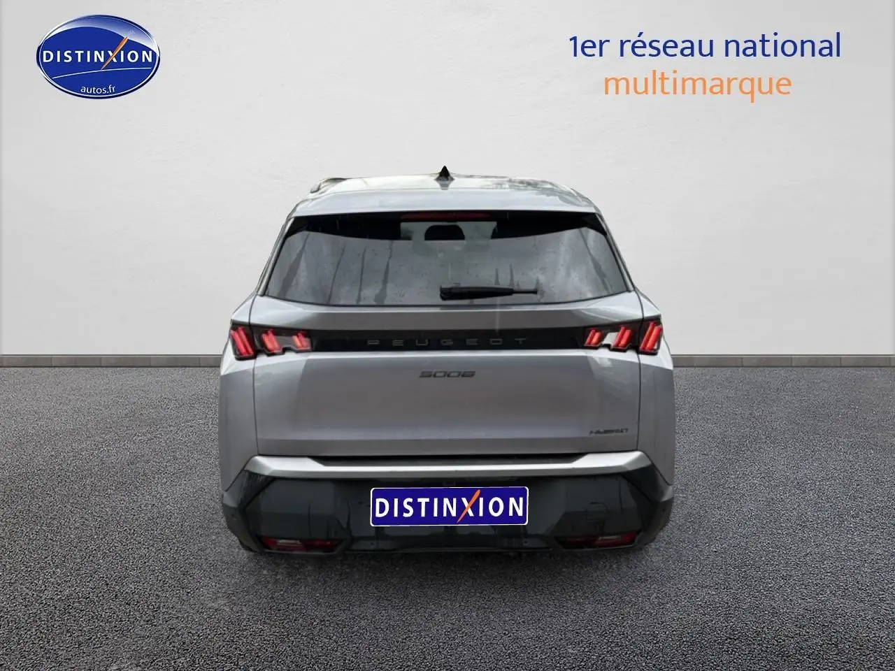Vue arrière d’un Peugeot 5008 Hybrid 145 allure gris artense avec feux LED et lunette arrière surteintée.