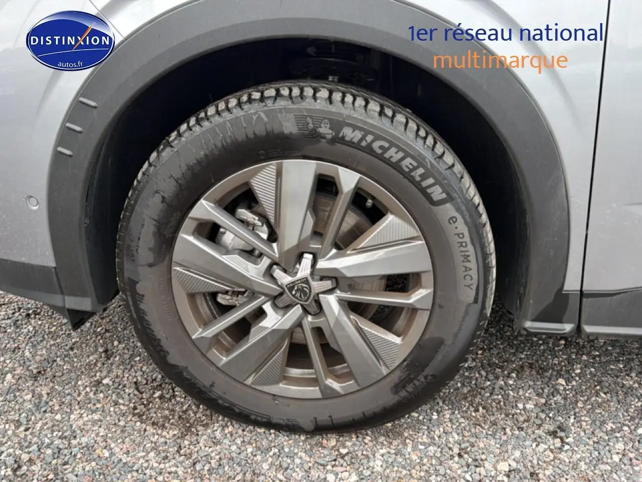 Gros plan sur la roue avant gauche gris artense d’un Peugeot 5008 Hybrid 145 allure e-dcs6 avec jante alu distinctive.