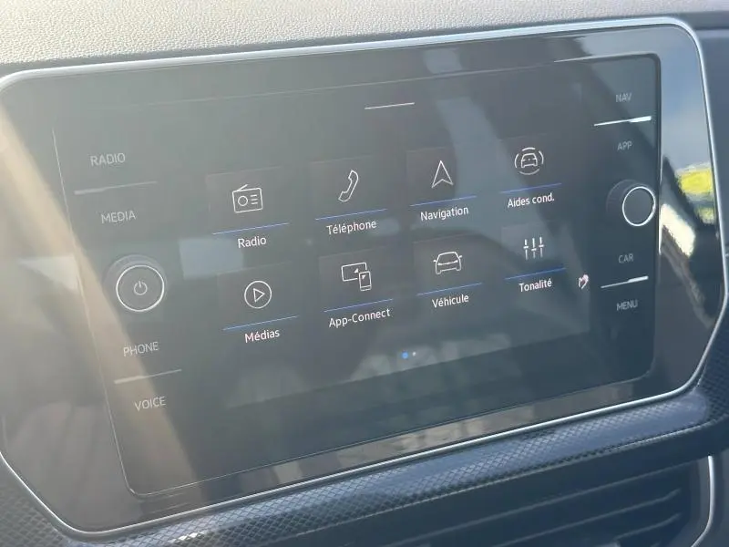 Écran tactile central du Volkswagen T-Cross 2026 affichant le menu principal avec options radio, téléphone et navigation.