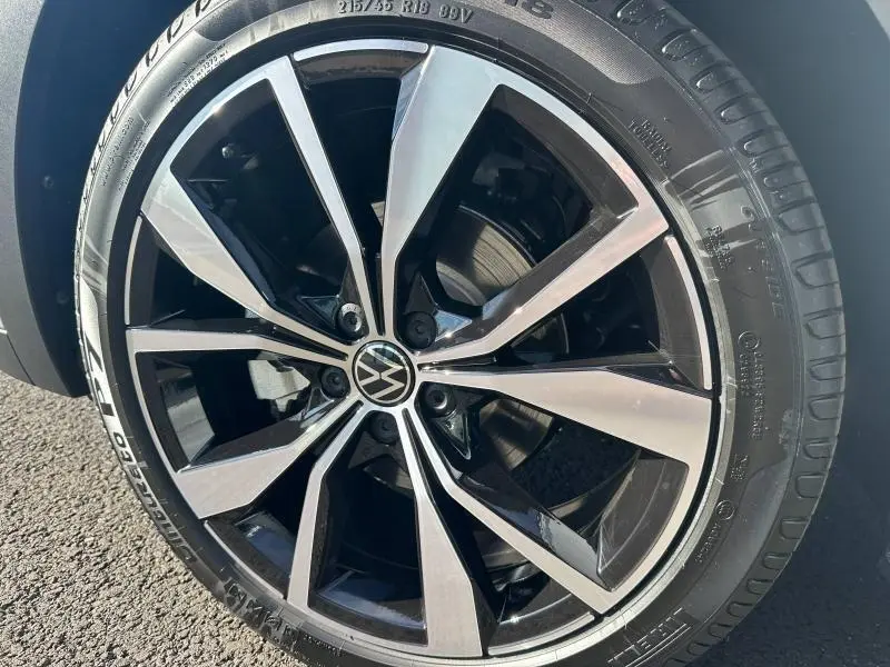 Gros plan sur la jante alliage bicolore noir et argentée du Volkswagen T-Cross 2026 côté droit.