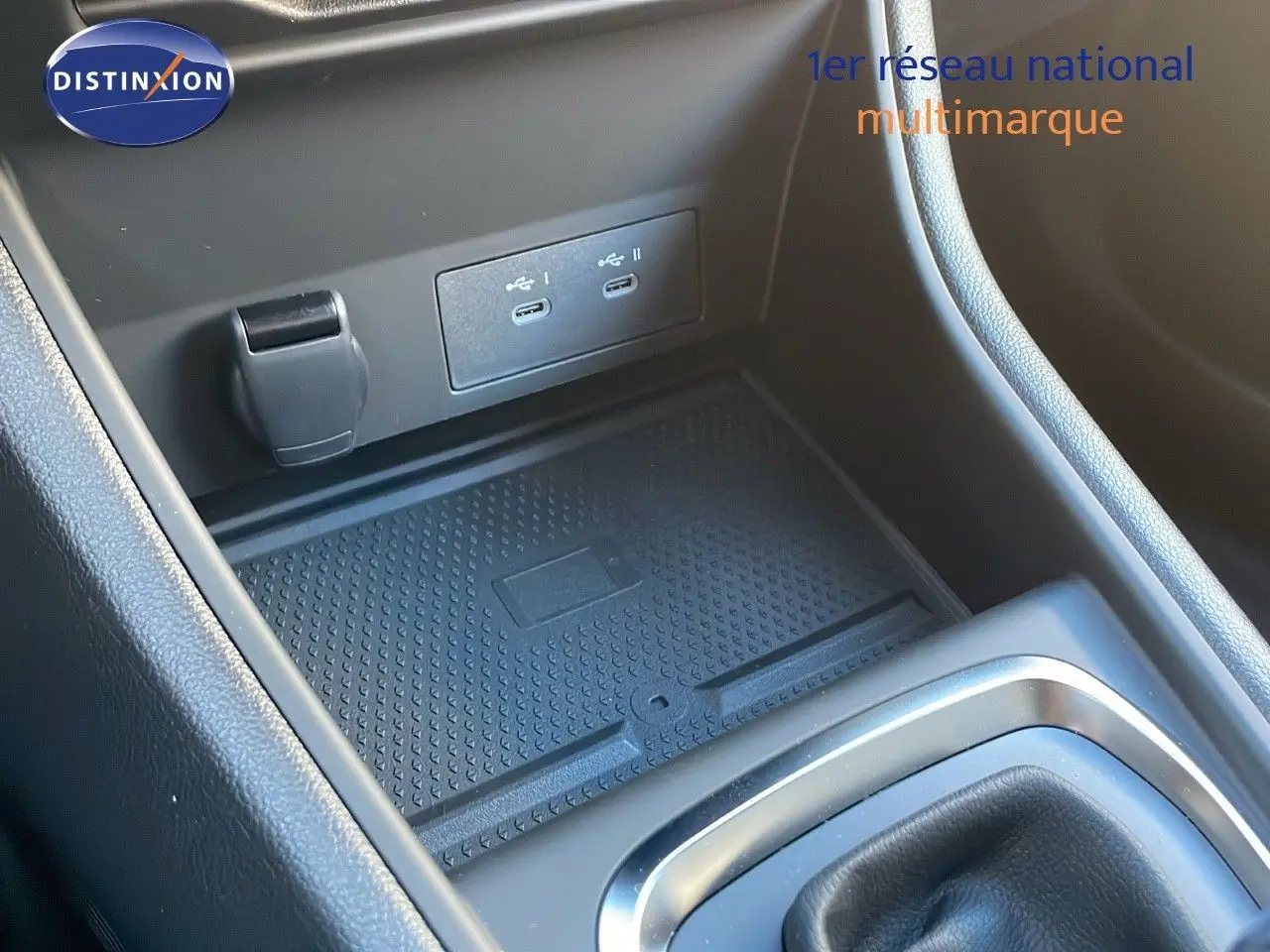 Espace de rangement central avec ports USB-C et prise 12V dans Renault Captur E-Tech Hybrid 2025.