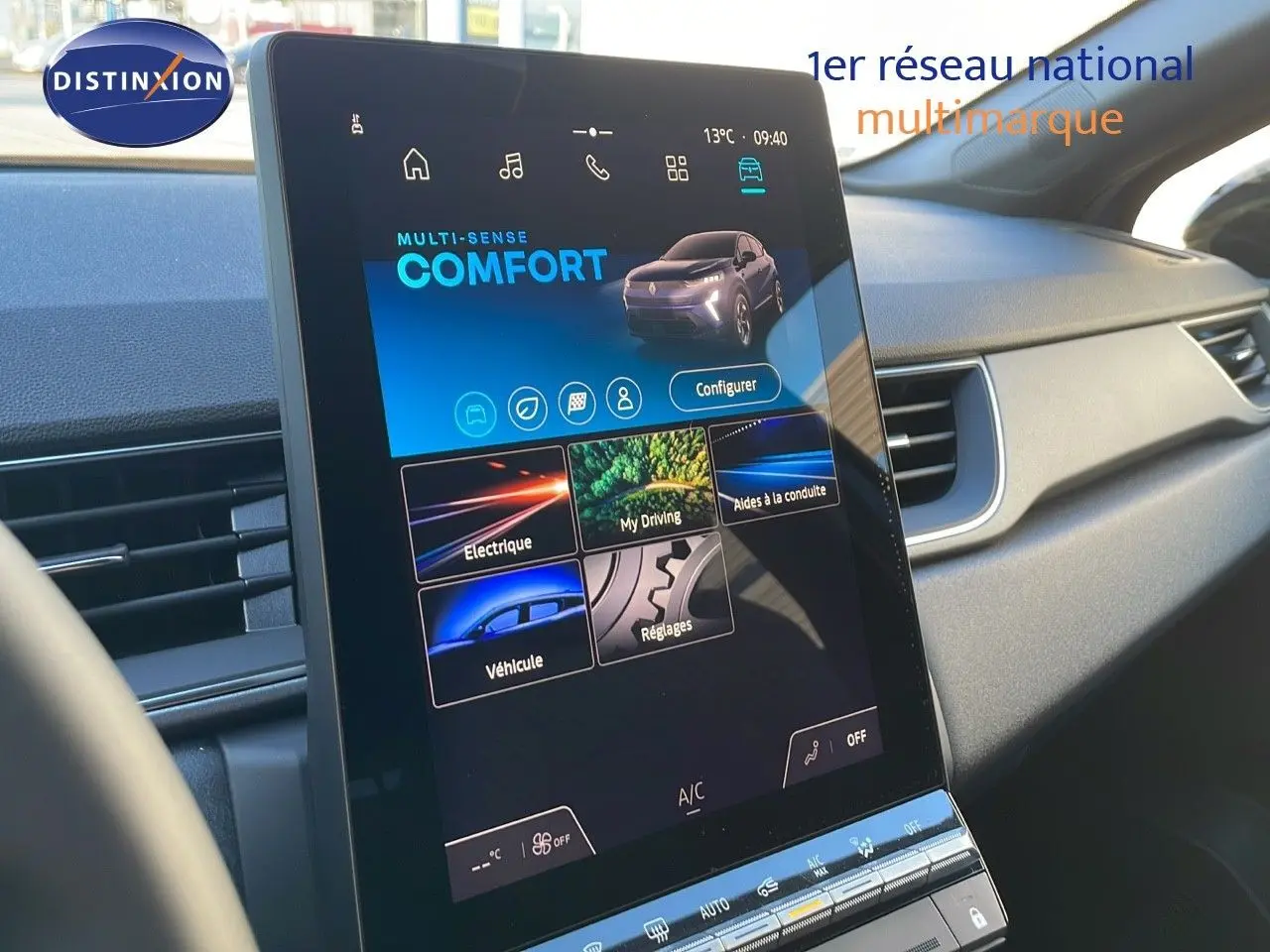 Écran tactile central affichant les réglages de conduite du Renault Captur E-Tech hybride 2025, intérieur noir.