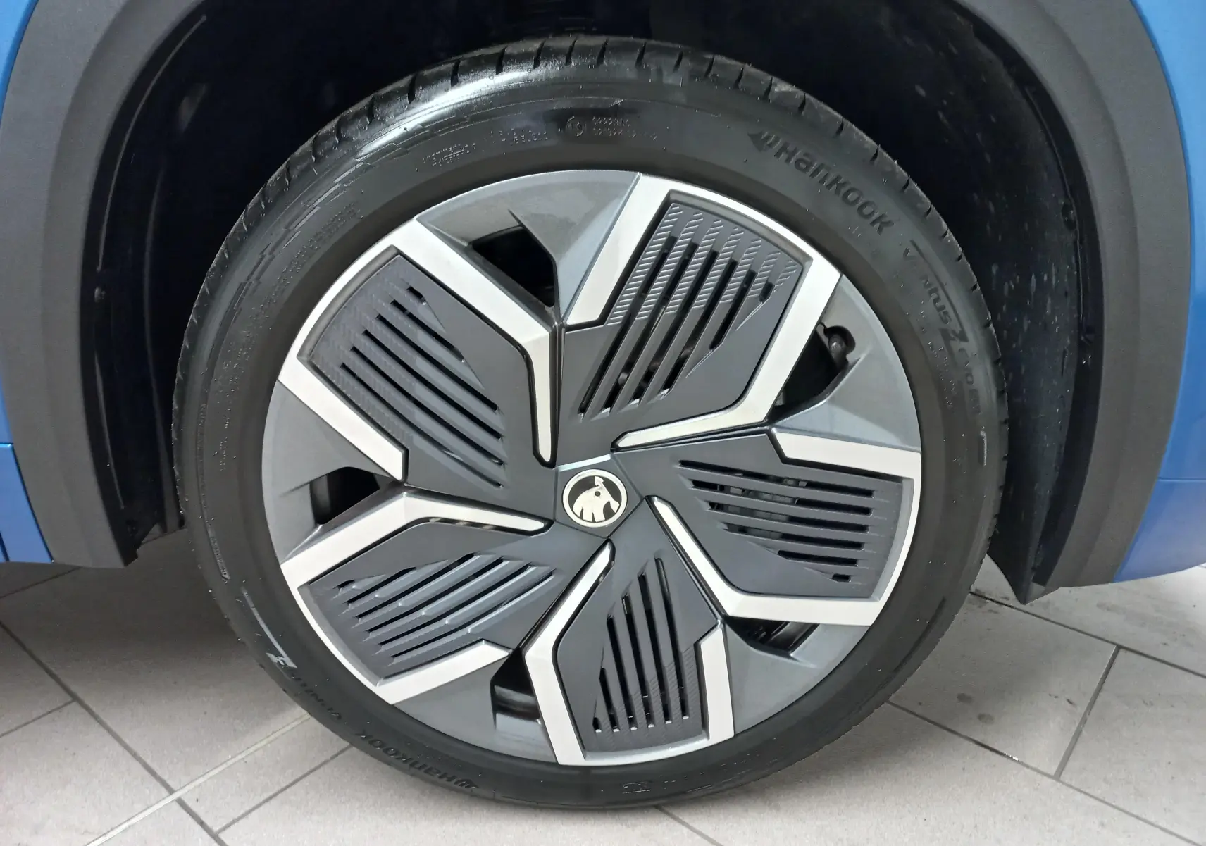 Gros plan sur la jante alliage 20'' Rila anthracite avec enjoliveur noir du Skoda Kodiaq Bleu RS 2024, côté gauche.