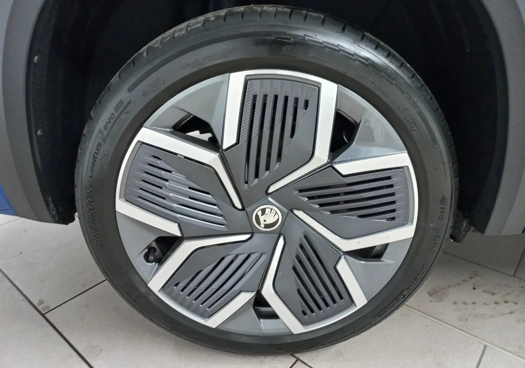 Gros plan sur la jante alliage 20'' anthracite avec logo ŠKODA du SUV KODIAQ Bleu RS 2024.