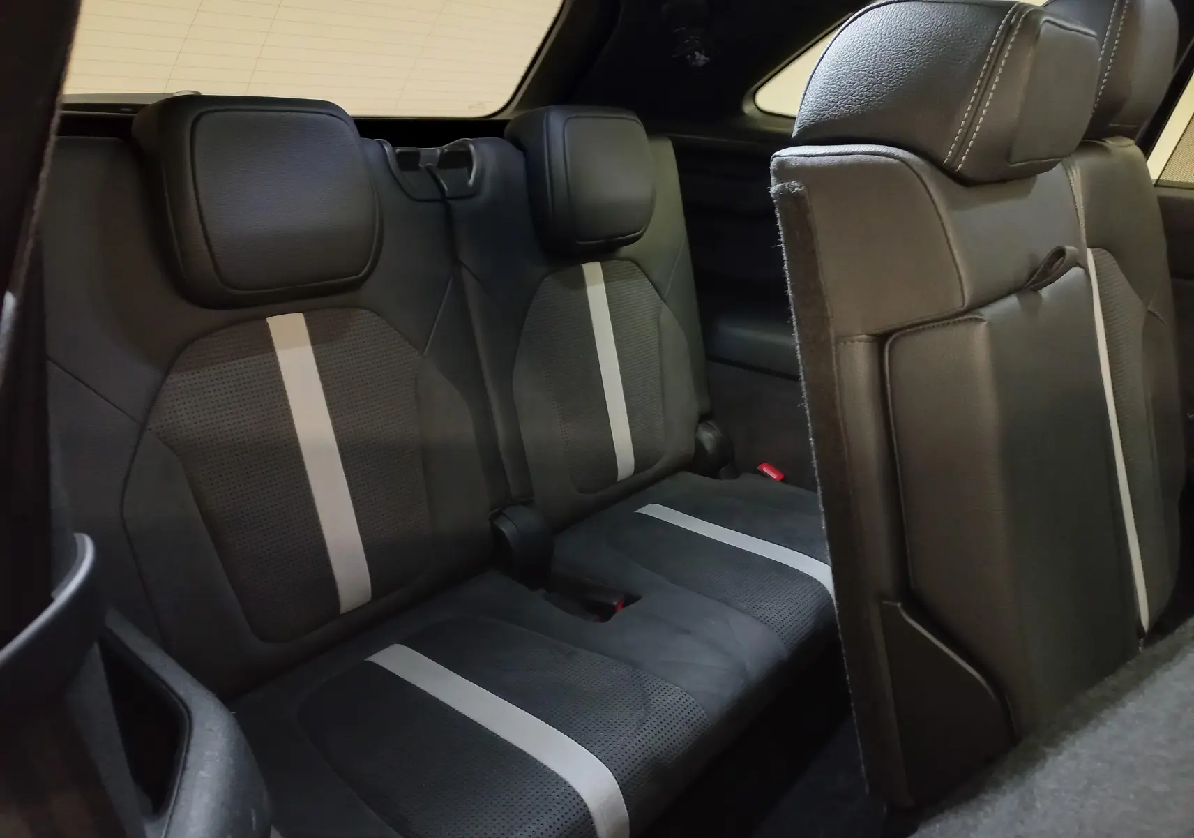 Vue intérieure sur la troisième rangée de sièges noirs avec bandes grises du Skoda Kodiaq 2024, version 7 places.