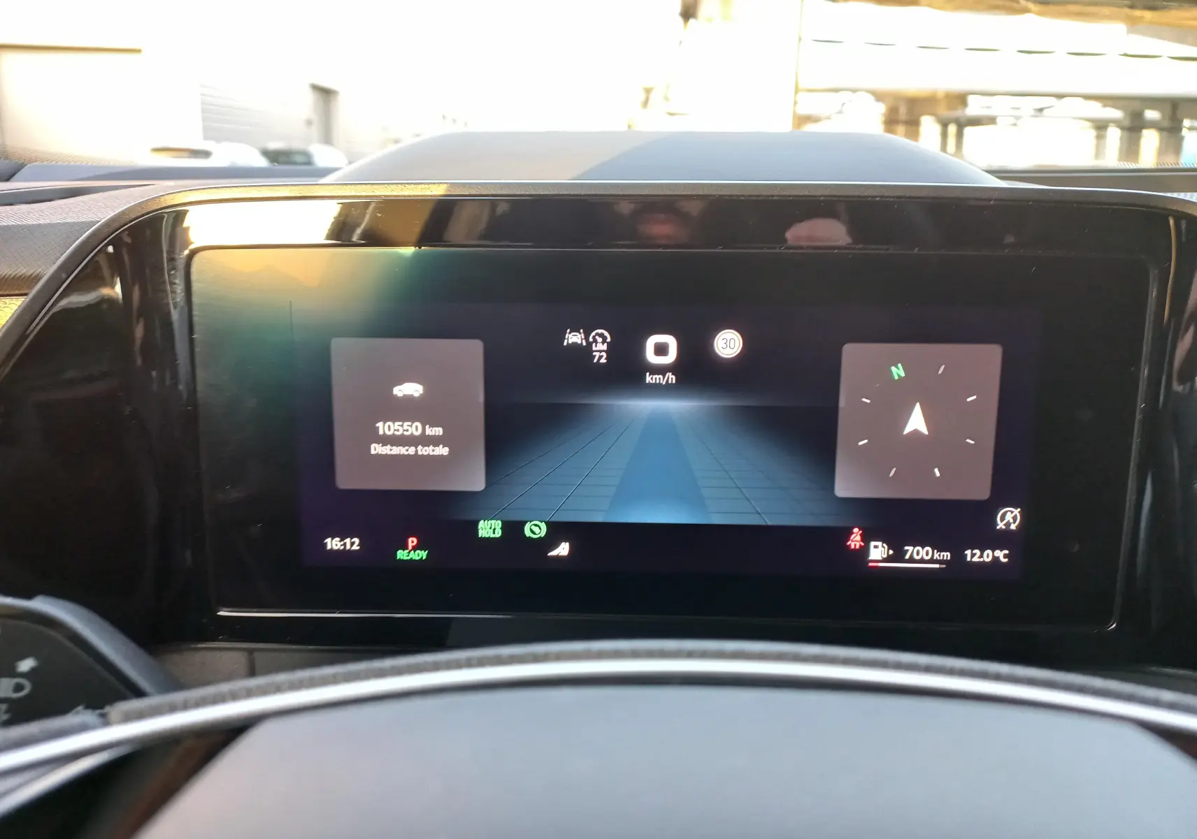 Affichage numérique du tableau de bord du Skoda Kodiaq 2024, montrant la vitesse à 0 km/h et la boussole au centre.