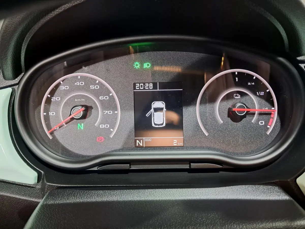 Tableau de bord de l'AIXAM MINAUTO E chic 2026 montrant la vitesse, batterie et affichage central numérique.