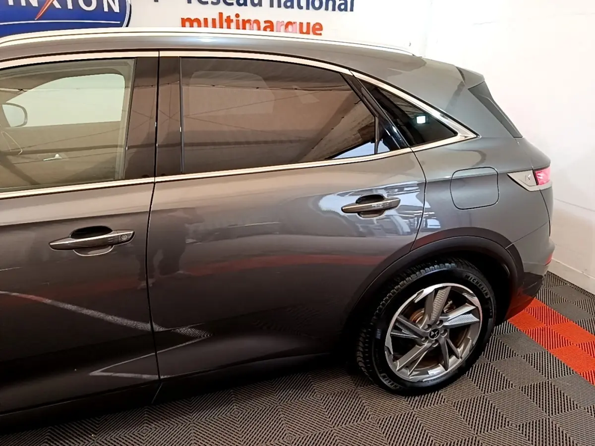 Vue côté droit arrière du DS7 Crossback E-TENSE gris foncé avec jante alliage et vitres teintées.