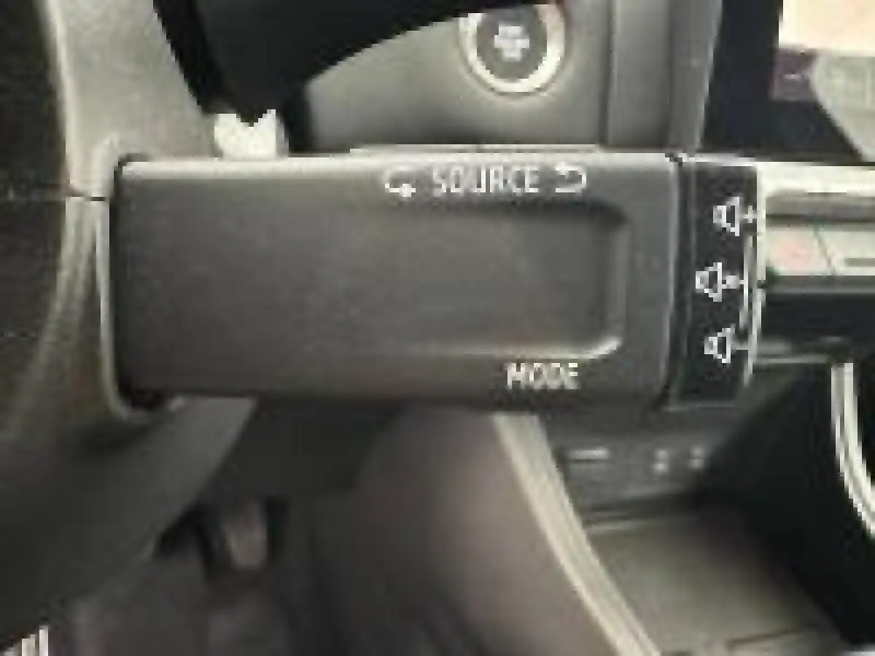 Gros plan sur la commande multifonction noire à gauche du volant du Renault Captur 2025, avec inscriptions Source et Mode.