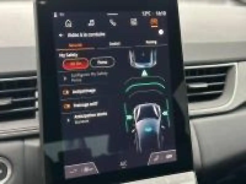Écran tactile central du tableau de bord du Renault Captur 2025 affichant les aides à la conduite et la vue du véhicule en 3D.