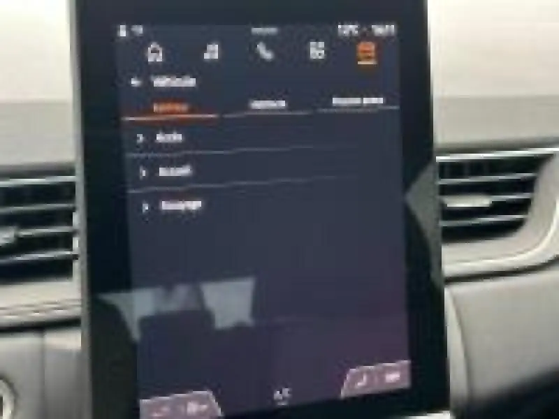 Écran tactile central du tableau de bord du Renault Captur 2025, affichant le menu des appels en intérieur clair.