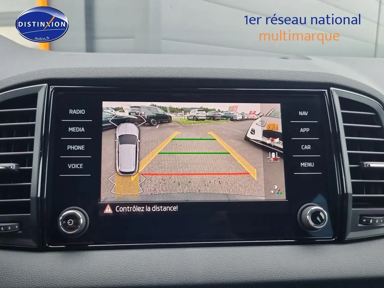 Écran tactile intérieur du Skoda Karoq noir 2025 affichant la caméra de recul avec guidage de trajectoire coloré