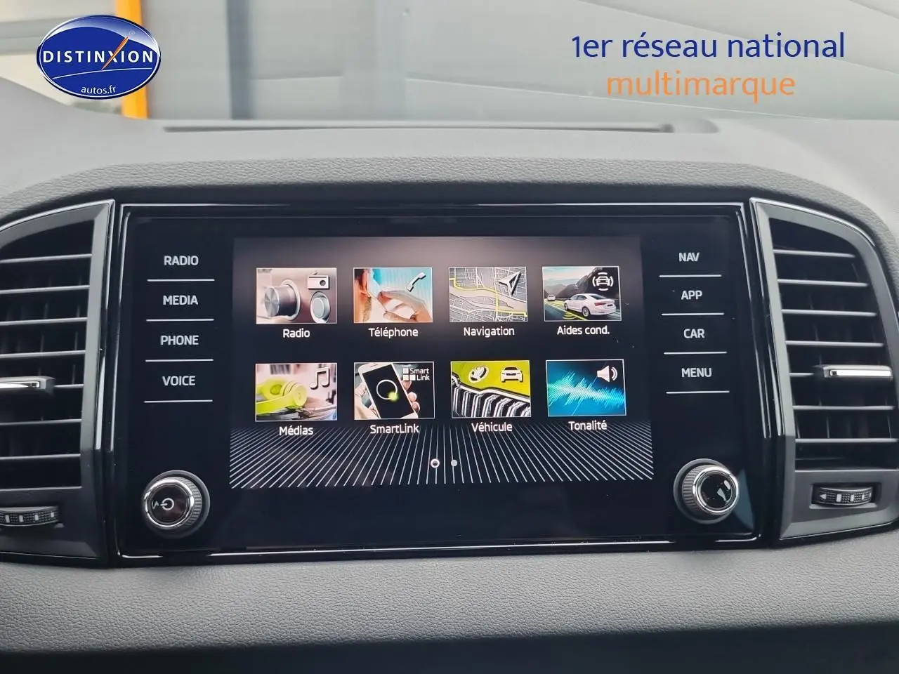 Écran tactile central du tableau de bord du Skoda Karoq noir 2025, affichant les options multimédia et navigation.