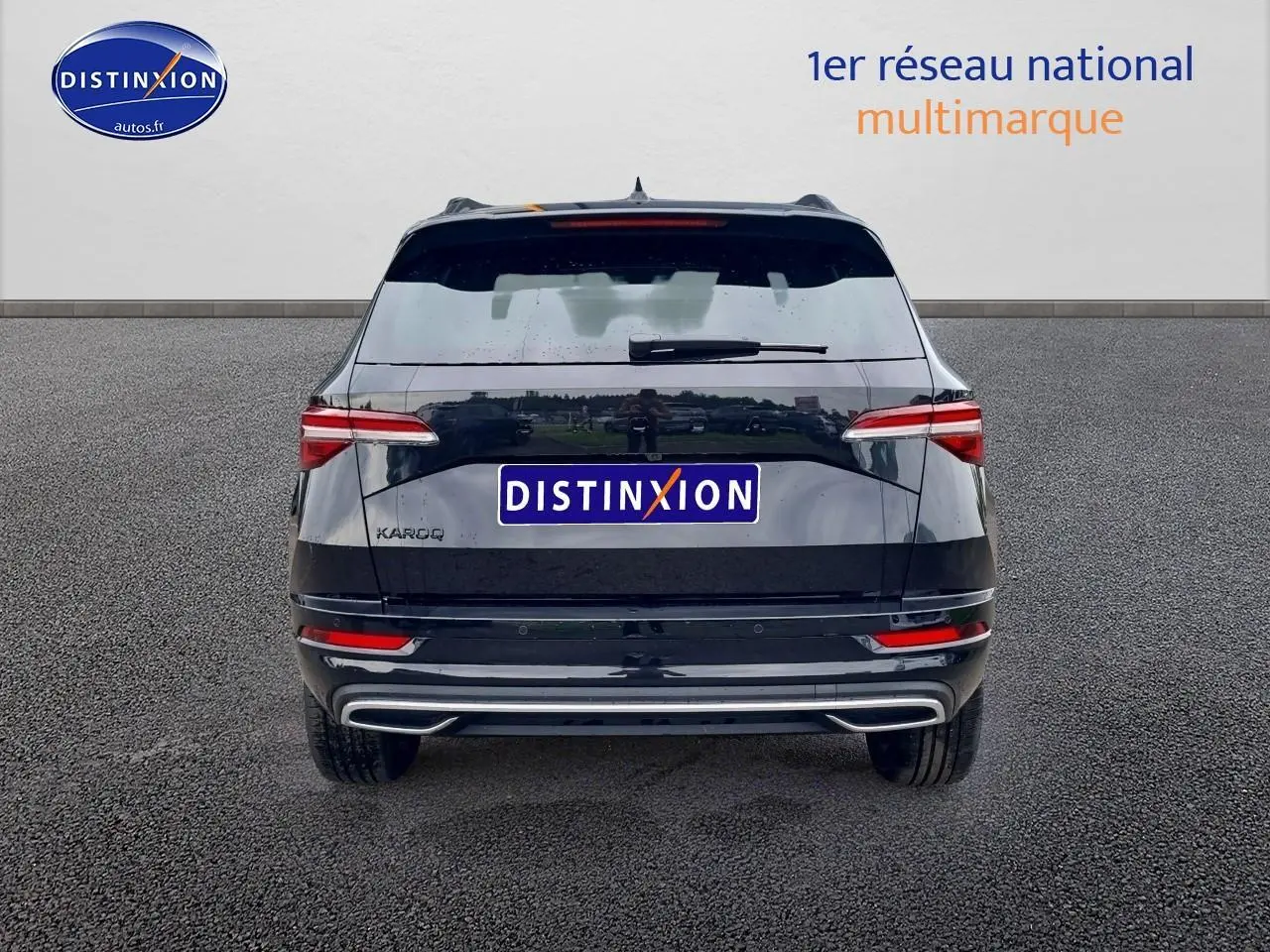 Vue arrière d'un SKODA KAROQ noir 2025 avec feux LED et double sortie d'échappement intégrée au pare-chocs.