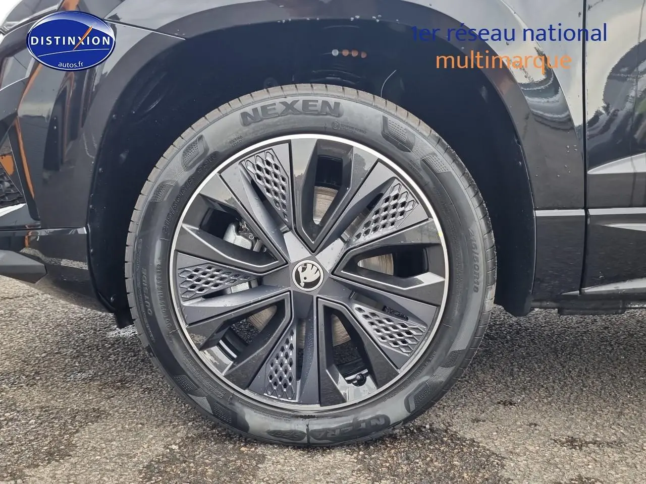 Gros plan sur la roue avant gauche noire du Skoda Karoq 1.5 TSI 150 Sportline avec jante alu distinctive.