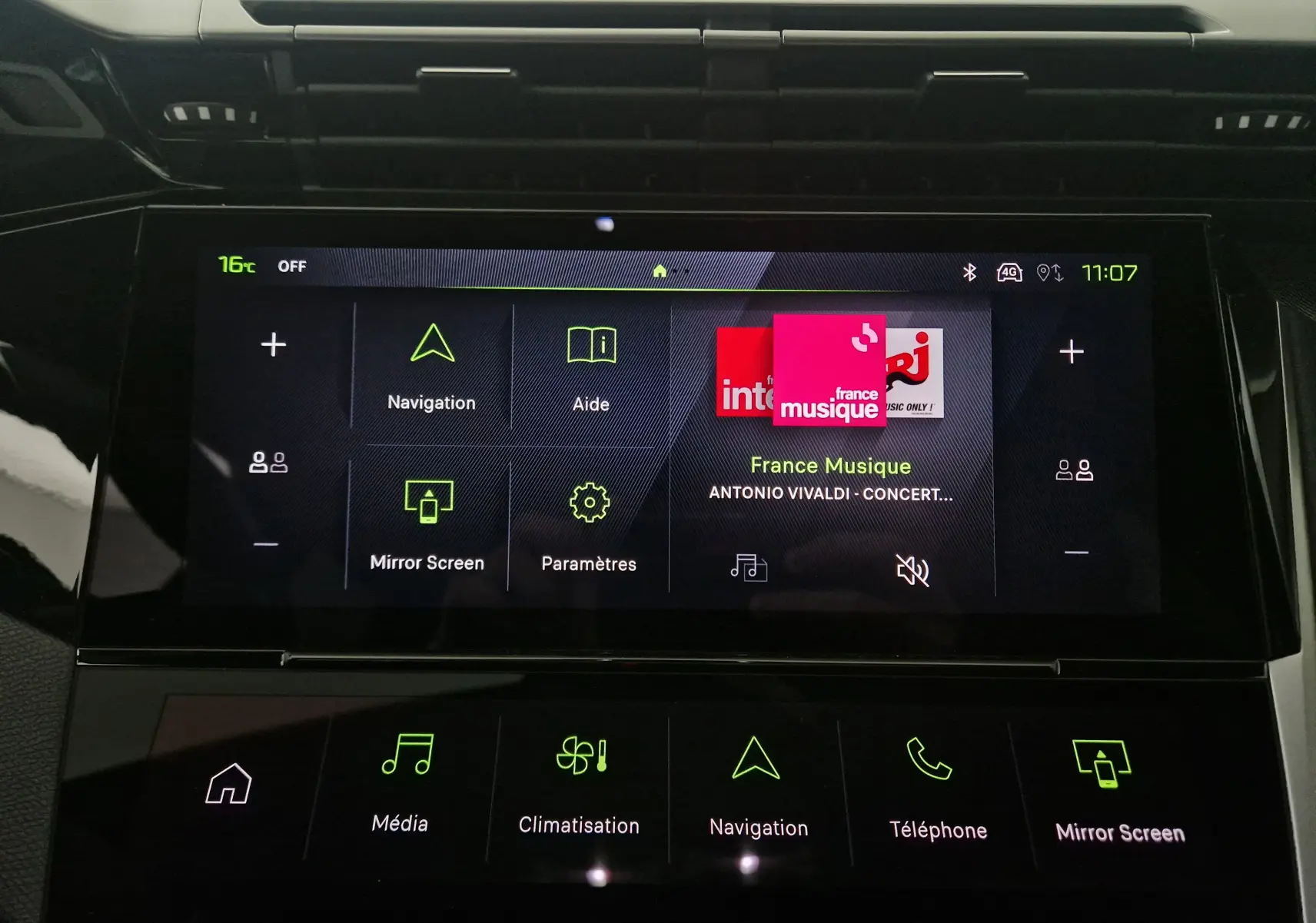 Écran tactile central du Peugeot 308 blanc Okenite 2025 affichant les menus navigation, aide, média et climatisation.