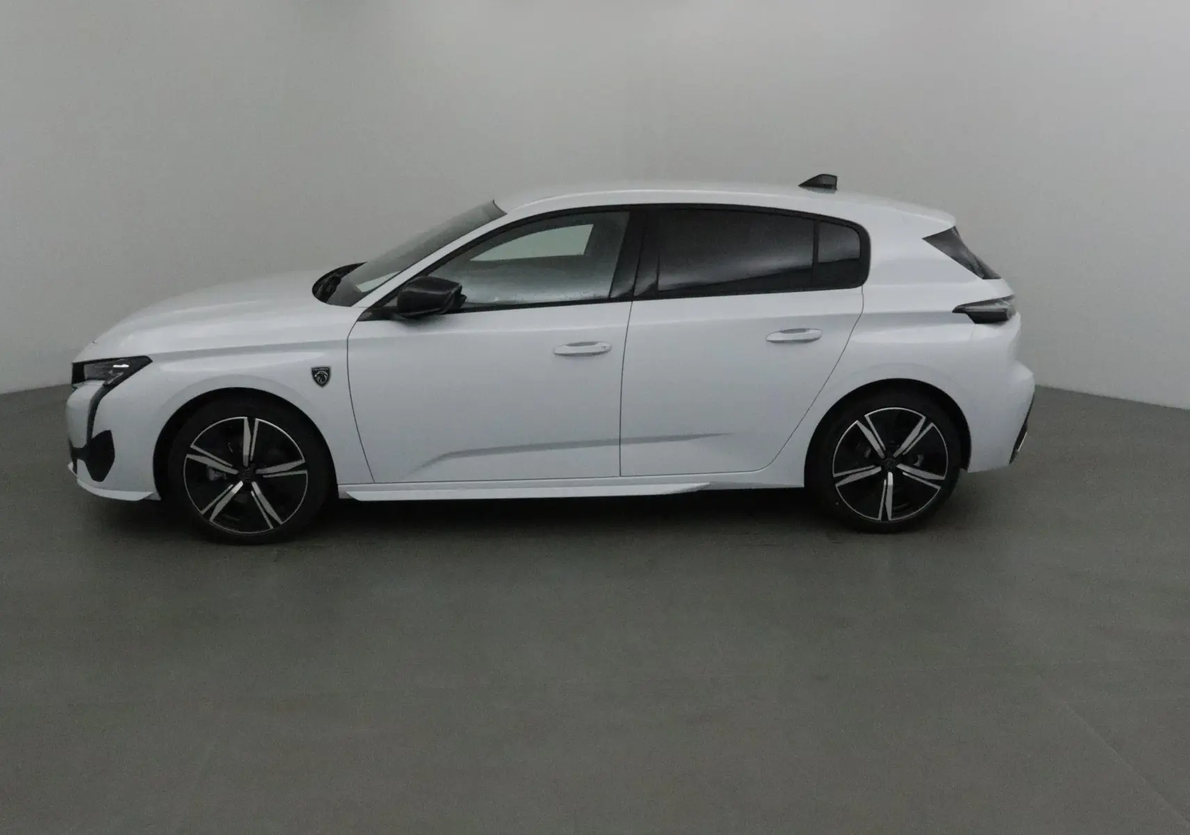 Peugeot 308 blanc Okenite vue de profil côté gauche, jantes alliage noires et vitres teintées.