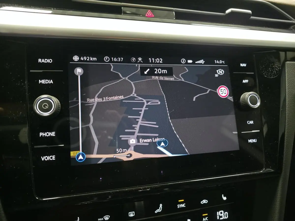 Écran tactile 8 pouces du système de navigation Volkswagen Arteon 2024 affichant une carte en mode nuit