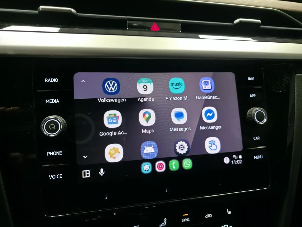 Écran tactile multimédia avec applications connectées dans l'habitacle d'une Volkswagen Arteon blanche 2024