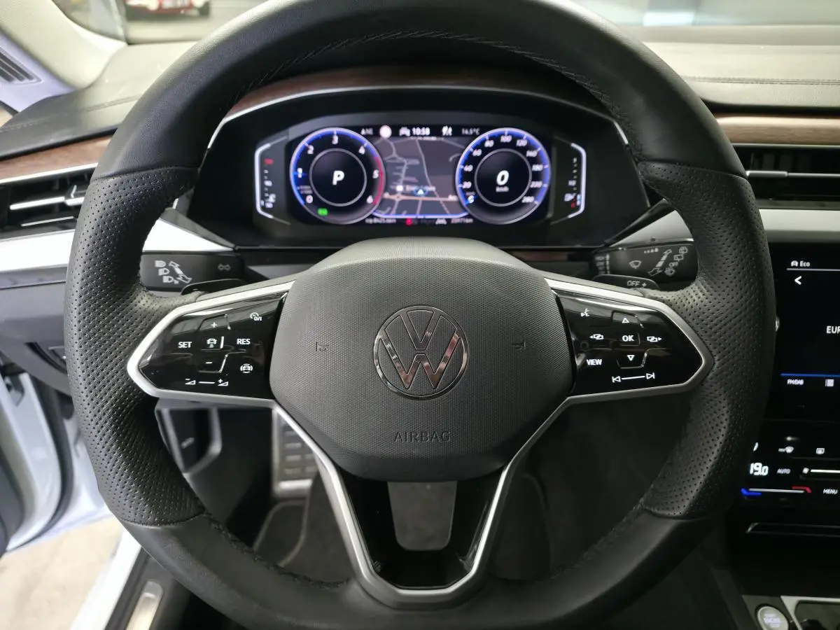 Volant en cuir noir avec commandes tactiles et tableau de bord digital du Volkswagen Arteon 2024, vue de face.