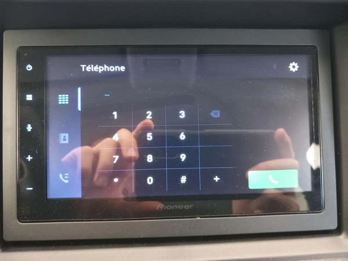 Écran tactile central du tableau de bord de l'AIXAM MEGA E-SCOUTY EVO 2026 affichant le clavier téléphonique.