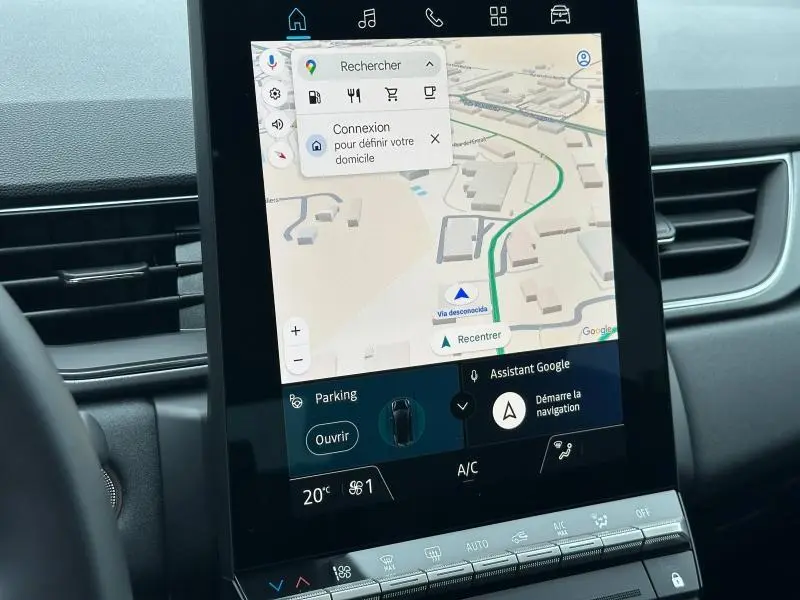 Écran tactile central du tableau de bord du Renault Captur rouge, affichant la navigation GPS en intérieur.