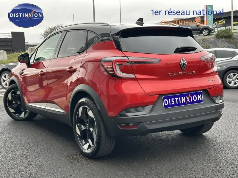 Vue 3/4 arrière droite du Renault Captur rouge flamme avec toit noir et jantes alliage noires distinctives.