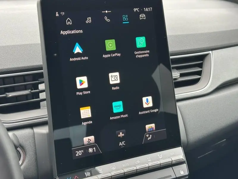 Écran tactile central du Renault Captur 2025 affichant les applications Android Auto et Apple CarPlay, vue intérieure frontale.