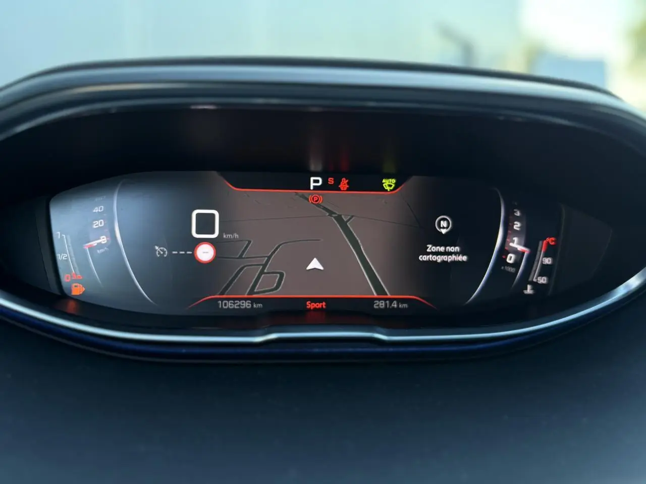 Tableau de bord numérique du Peugeot 5008 2022 affichant la navigation et le mode Sport en vue frontale rapprochée.