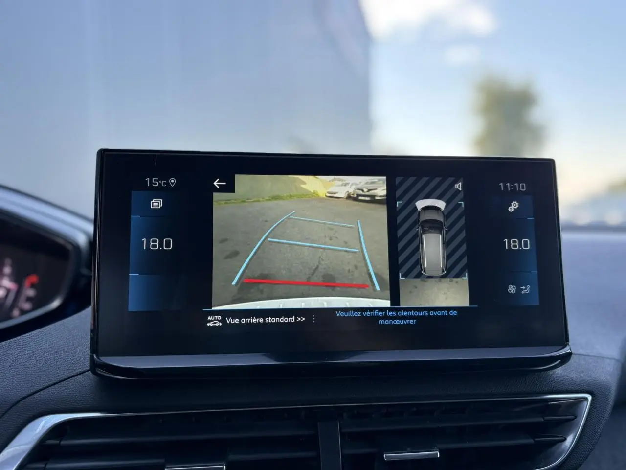 Écran central du Peugeot 5008 gris Platinium montrant la caméra de recul avec aide au stationnement active.