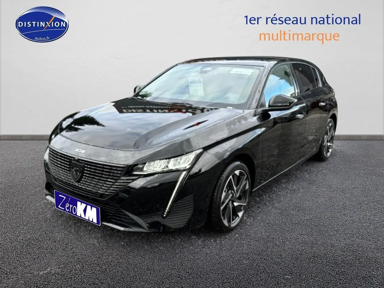 Peugeot 308 noire vue en 3/4 avant droit avec jantes alu et feux LED distinctifs sur fond neutre.