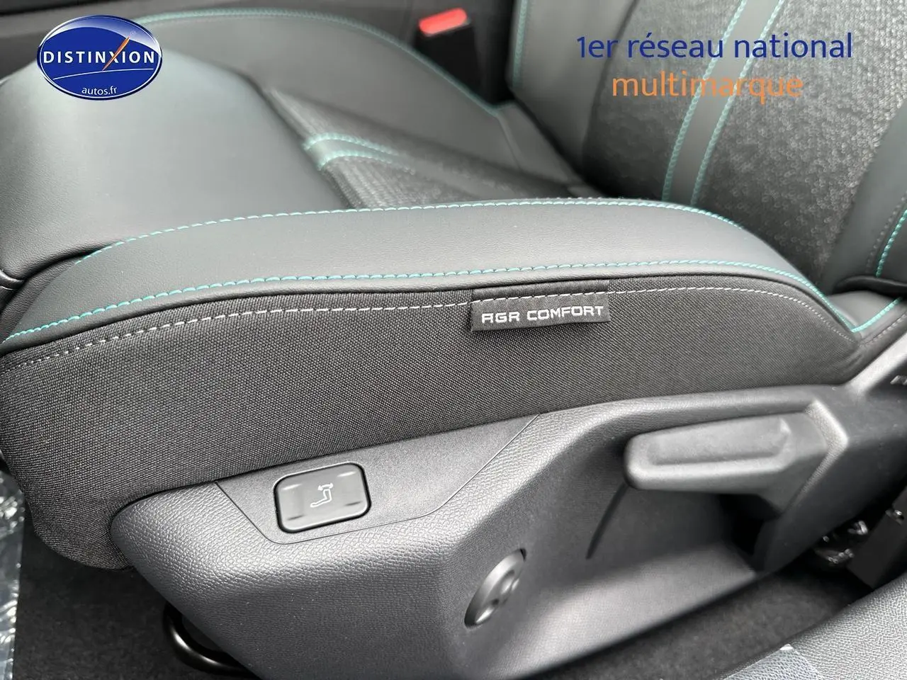 Détail du siège avant droit noir avec surpiqûres bleues et étiquette AGR Comfort sur Peugeot 308 2025