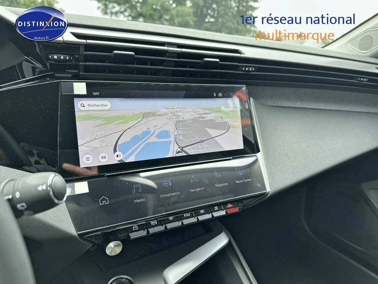 Vue intérieure du tableau de bord de la Peugeot 308 noire 2025 avec écran tactile de navigation et commandes digitales.