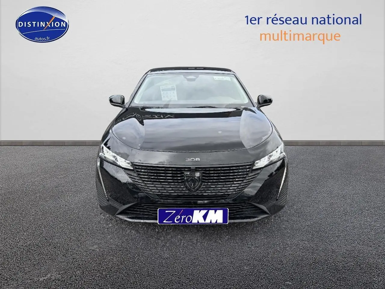 Vue frontale d'une Peugeot 308 noire 2025 avec calandre distinctive et phares LED fins allumés.