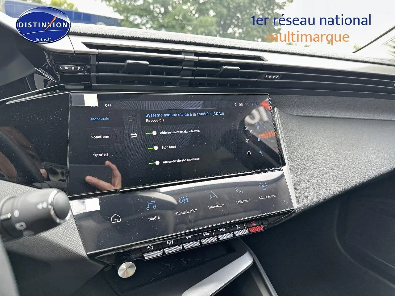 Vue intérieure du tableau de bord de la Peugeot 308 noire 2025 avec écran tactile affichant l'aide à la conduite avancée.