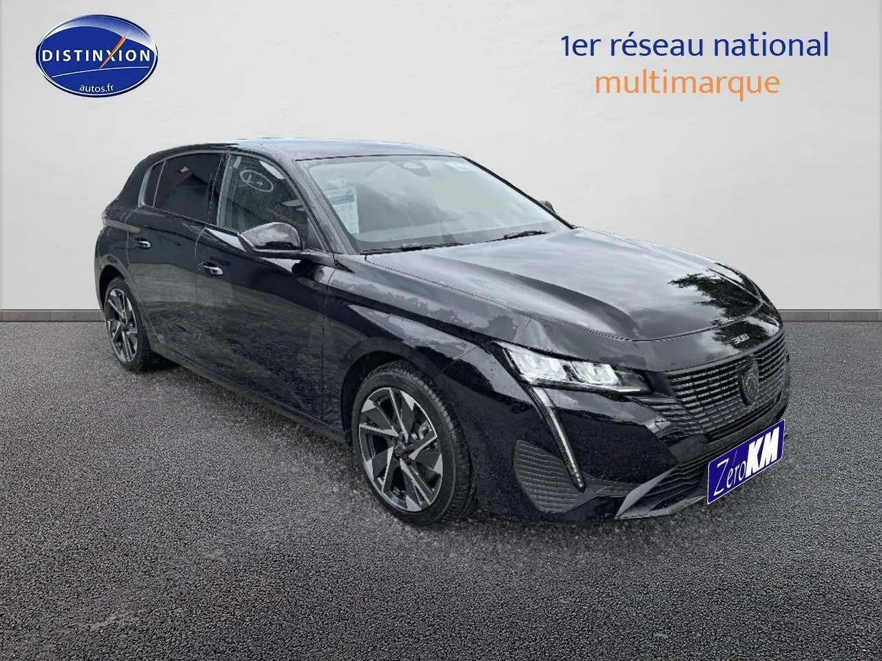 Peugeot 308 noire vue en 3/4 avant droit avec jantes alu et phares LED modernes.
