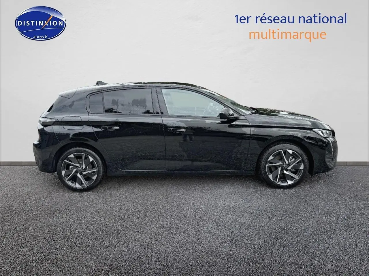 Profil côté gauche d'une Peugeot 308 noire 2025 avec jantes alliage et vitres surteintées.