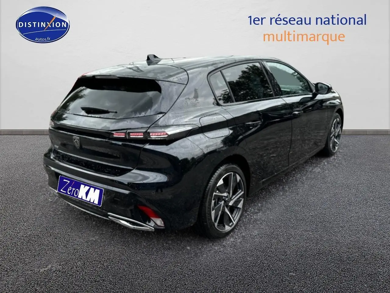Vue 3/4 arrière droite d'une Peugeot 308 noire brillante avec feux arrière LED et jantes alliage distinctives.