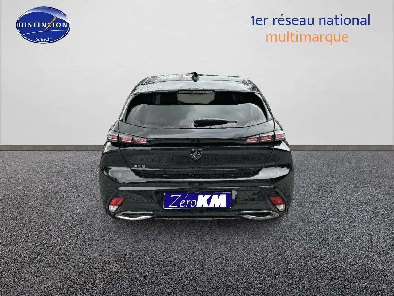 Vue arrière d'une Peugeot 308 noire 2025 avec feux LED et double sortie d'échappement chromée.