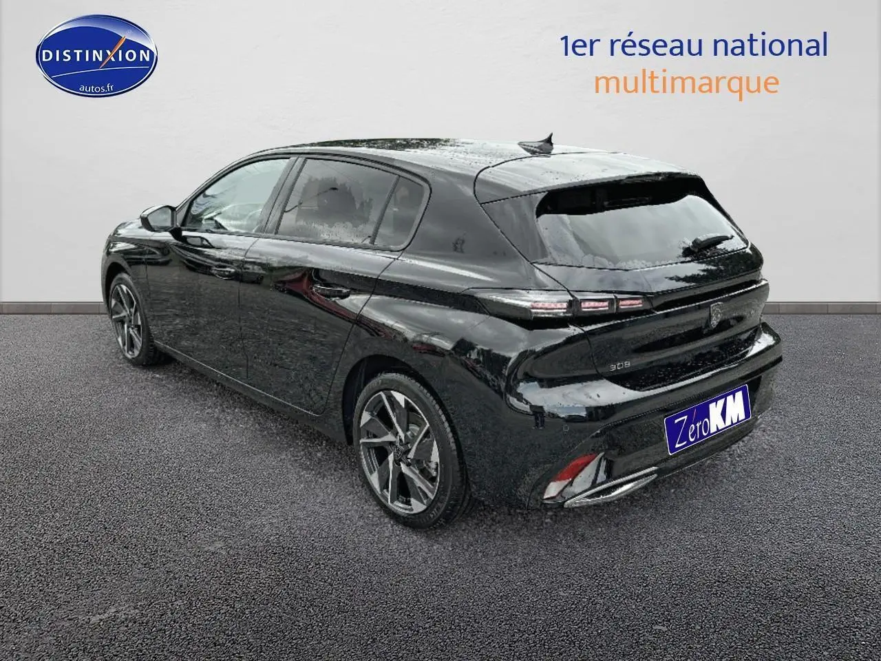 Peugeot 308 noire vue 3/4 arrière droit, avec jantes alu et feux arrière LED distinctifs.