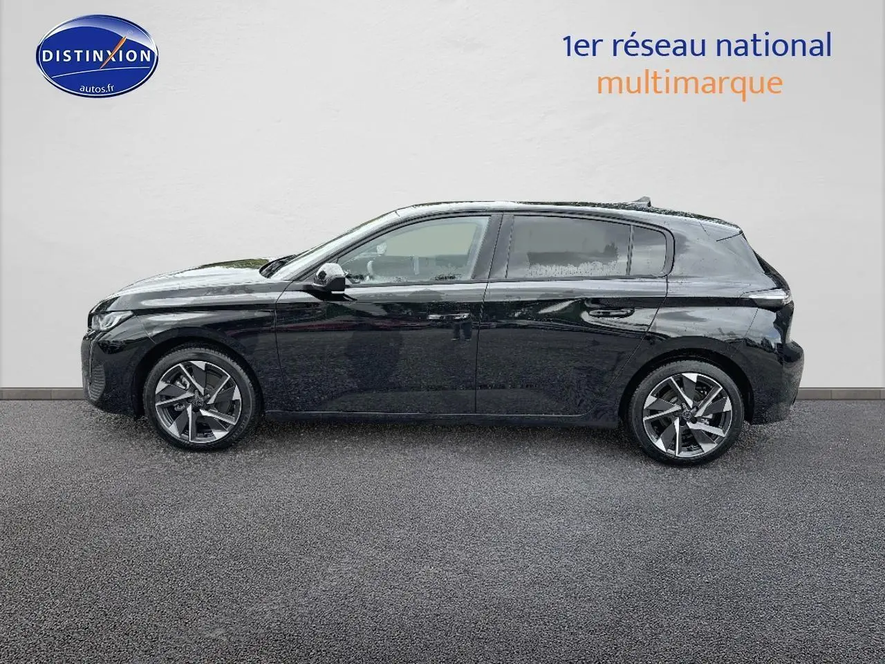Profil côté gauche d'une Peugeot 308 noire 2025, finition allure, avec jantes alliage et vitres surteintées.