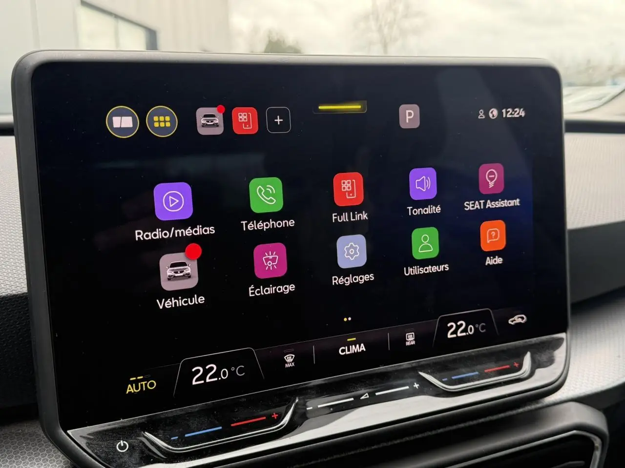 Écran tactile central du tableau de bord du SEAT Leon 2025 affichant les menus connectivité et climatisation.